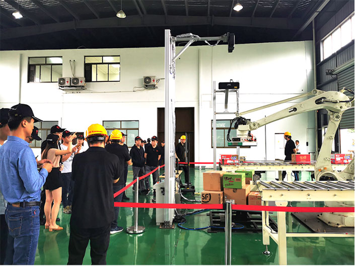 物流行業(yè)迎來硬核新技術(shù)，機(jī)器人混拆混碼方案亮相昆山